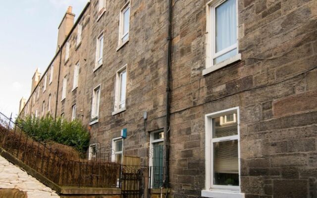 427 Pleasant 1 Bedroom Apartment in Abbeyhill Colonies Near Holyrood Park