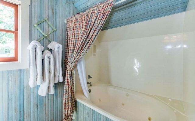 Ada's Whole House 3 Bedroom Apts by RedAwning