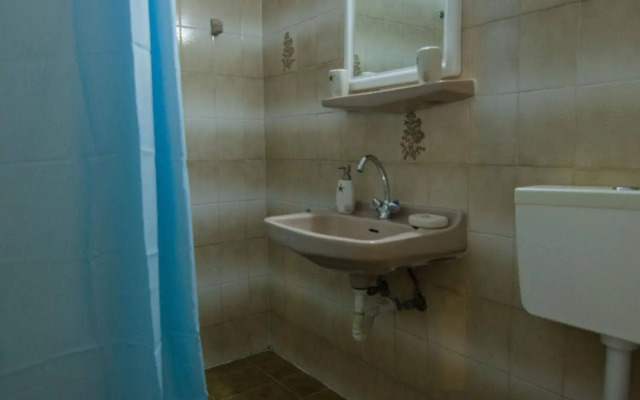 George & Irene Hotel