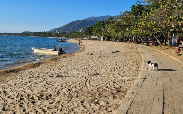 Quarto 100m da praia Pereque