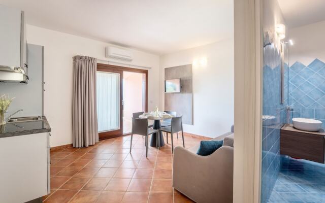 Residence with pool in Isola Rossa