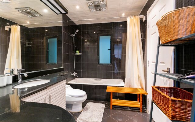 StarHome West Nanjing Road Branch