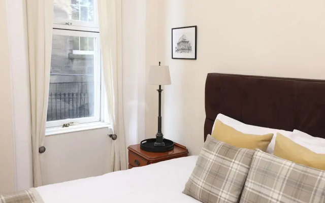 JOIVY Stunning Ground-floor 2bedrm New Town Apt