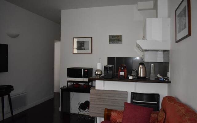 Simplistic 1 Bedroom Apartment in 17th