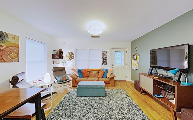 Hip 2BR Austin Bungalow by RedAwning