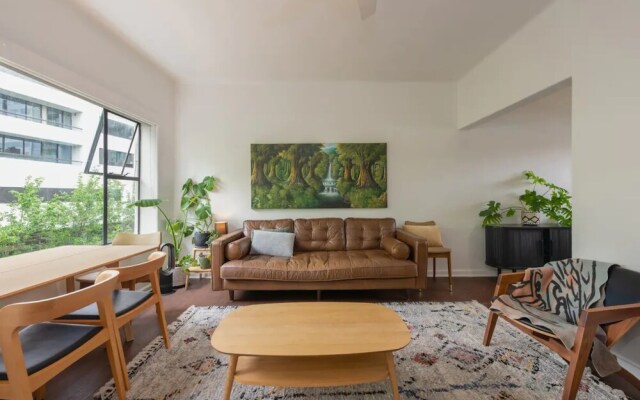 Mid-century 1 Bedroom Apartment on Albert Park With Parking