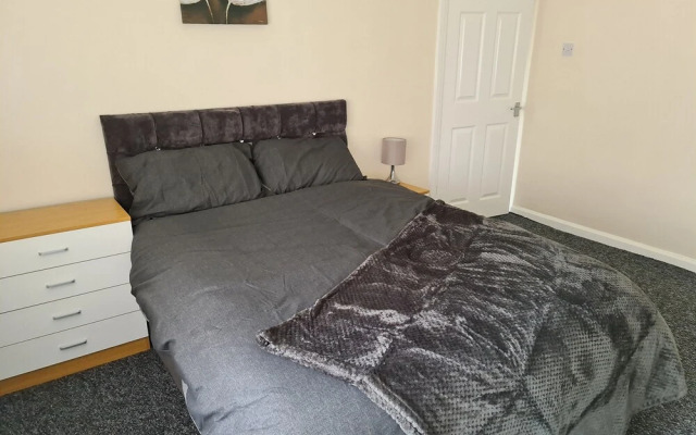 Beautiful Spacious 3-bed House With Private Garden