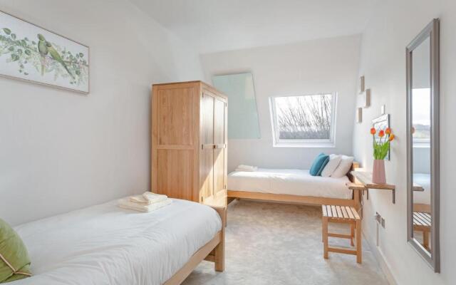 Stylish & Modern: Central Hitchin - with Parking