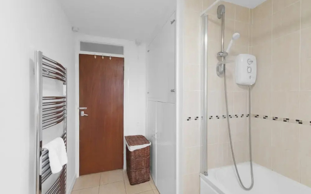 Modern 2 Bedroom Apt in Broadlands Court