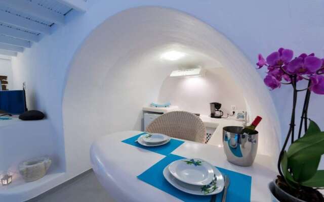 Fira White Residence