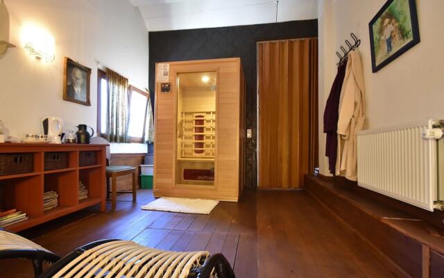 Spacious Holiday Home With Sauna in Celles-sur-plaine