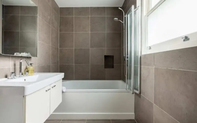 The Chelsea Nest - Stylish 2bdr With Balcony
