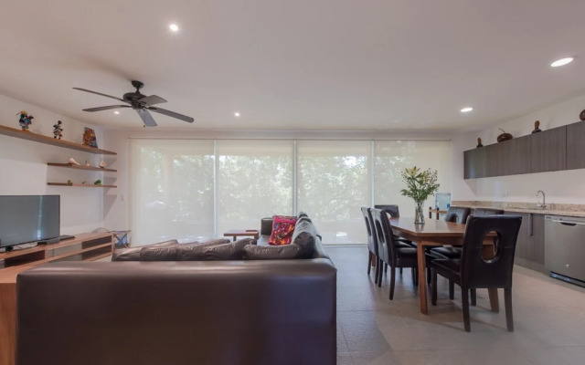 LUXURY! 4 POOLS - 2-bdr condo - GYM (V233)