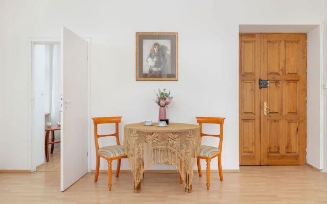 Picturesque Apartment Krakow by Renters