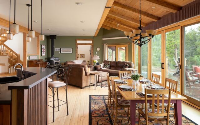 Lookout Lodge In Wondervu 4 Bedroom Home by RedAwning