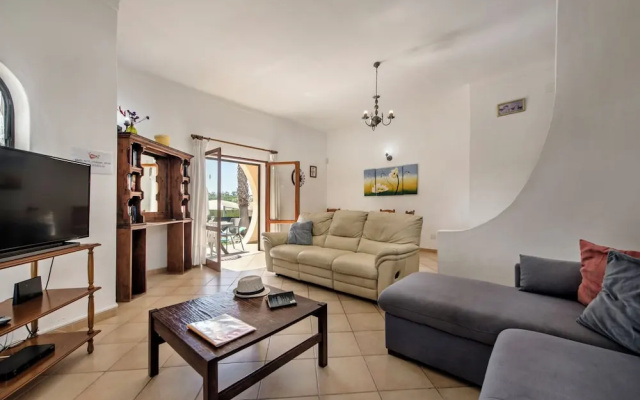 Exclusive Retreat in Vilamoura, Private Pool, Off-street Parking, Free AC & Wifi