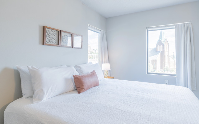 King Bed Free Parking Gym Views