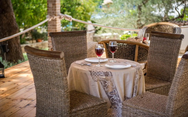 Koukounaria Hotel & Suites