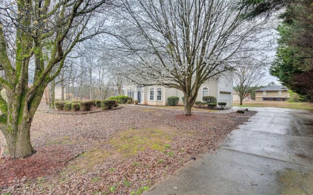 Pet-friendly Atlanta Home: 9 Mi to Downtown!