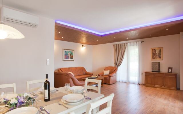 Charming Villa in Sveti Lovrec With Swimming Pool