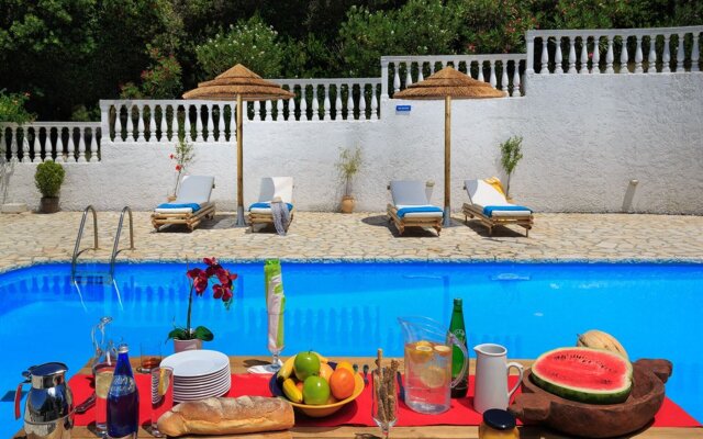 Villa Quietude, beach front villa with a pool