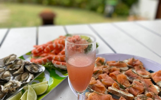 Shellharbour Beach Cottage - walk onto Patrolled beach with flags in summer