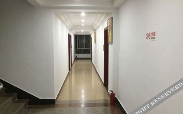 Longxing Business Hotel (Yangchun Railway Station Branch)