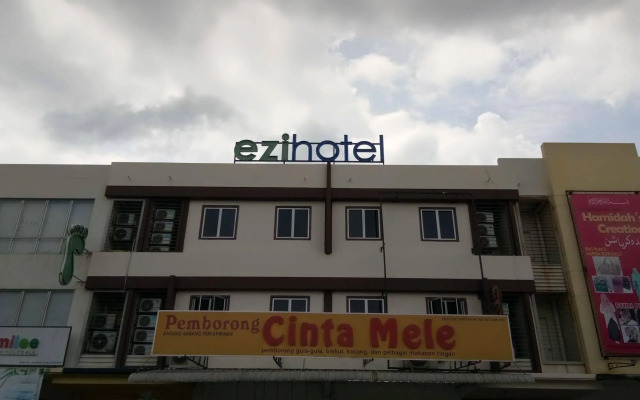 OYO 89407 EZI Hotel