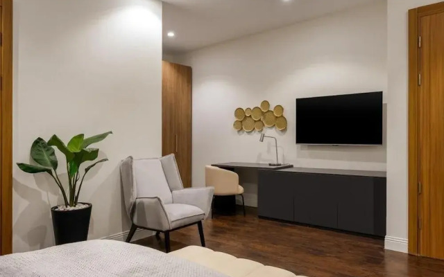 Four-Two Africa Lane Luxury Apartment