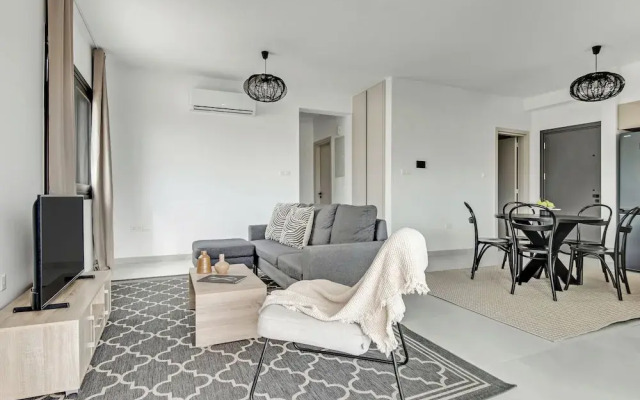 Sanders Only - Delightful 2-bdr Apt With Balcony