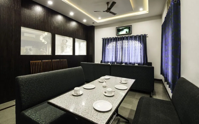 Hotel White Tulip by OYO Rooms