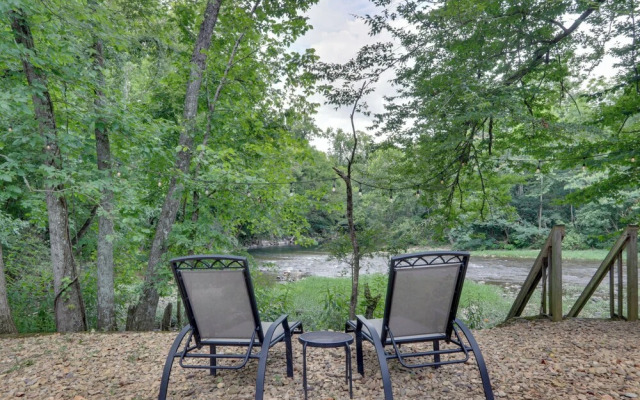 Riverfront Couple's Retreat in Smoky Mountains!