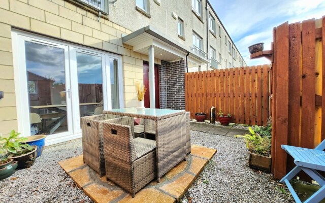 Modern 5 Bed Townhouse with Free Parking