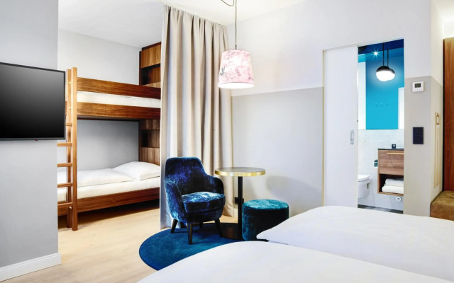 Stage 12 Hotel by Penz