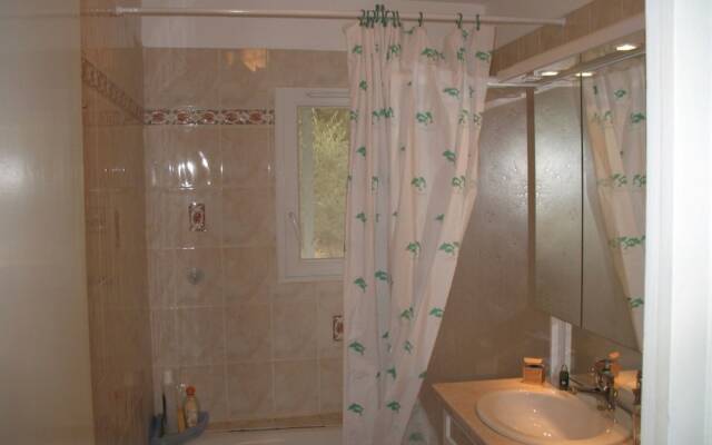 House With 3 Bedrooms in Peyrolles-en-provence, With Wonderful Mountai