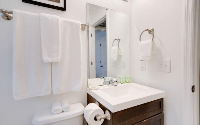 Contemporary Condo Minutes To Downtown Gulch