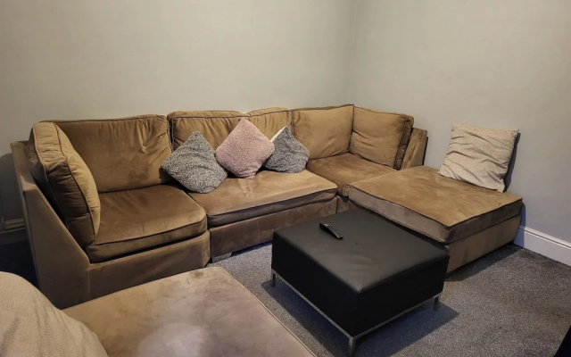 Apartment - Sleeps 5 - Great Location - Parking