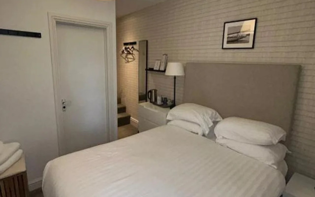 OYO Lamphey Hall Hotel