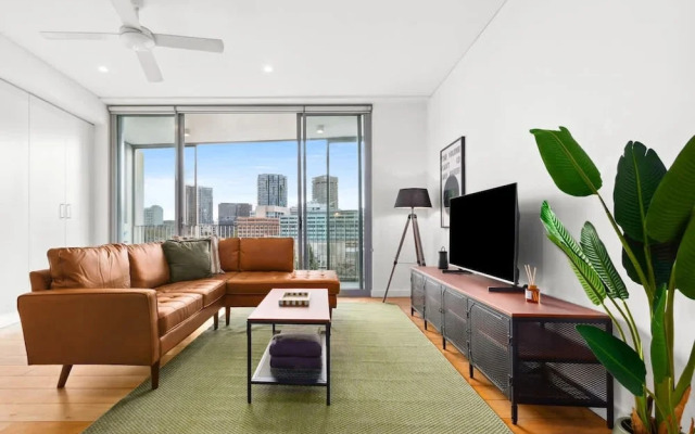 Central Charming 2 Bedrooms With Balcony Aircon