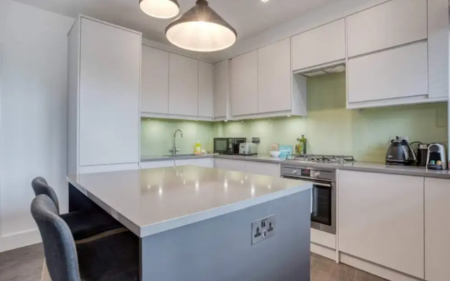 Lovely 2bed 2bath W/balcony in London Bridge, London