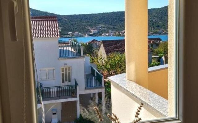 Antonija - jacuzzi and fitness - A4(2+2)