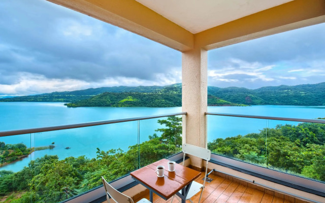 SaffronStays Riverdale, Mulshi - Lakefront villa with pool and mountain view
