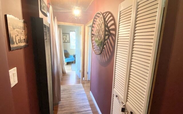 The Roca Getaway 2 Bedroom Cabin by Redawning