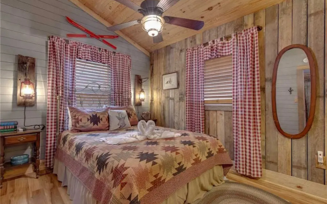 Swiss Bear Haus - Four Bedroom Cabin