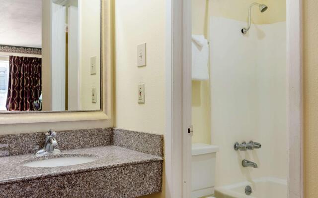 Econo Lodge Waco North I-35