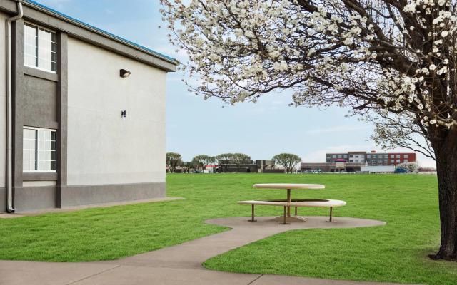 Baymont by Wyndham Blackwell I-35