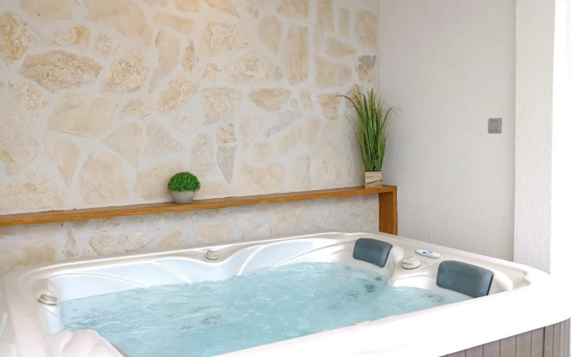 Tonina - house with patio, jacuzzi, free parking