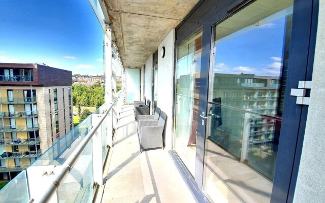 Airy 2 Bed 2 Bathroom With Balcony
