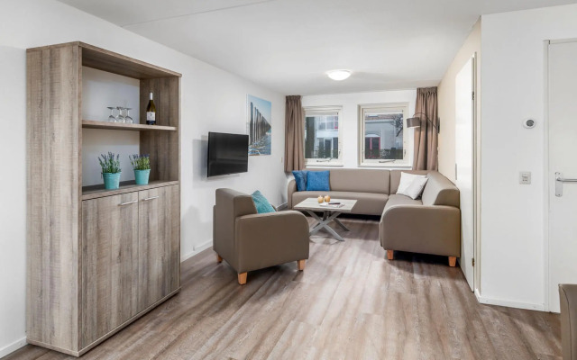 Restyled Bungalow With 2 Bathrooms, Near the Beach