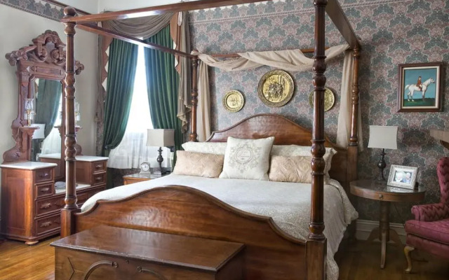 The Reynolds Mansion